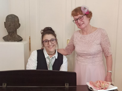 Klavierunterricht bei Eugenia Seifert - Schülerin beim Klavierlernen mit professioneller Anleitung